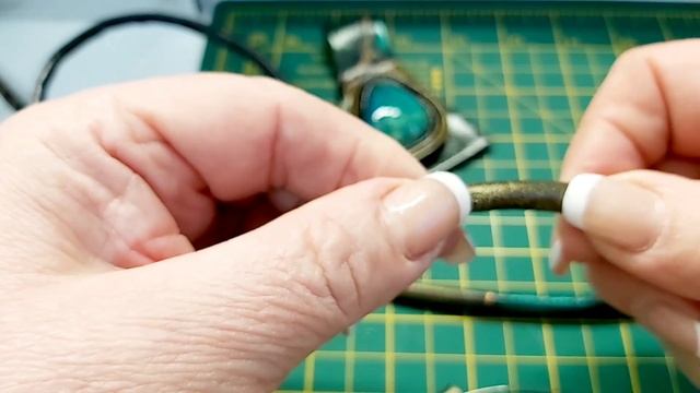 ЧОКЕР ИЗ НАТУРАЛЬНОЙ КОЖИ И КАМНЯ.. МОЯ ПЕРВАЯ РАБОТА ИЗ КОЖИ.. смотреть онлайн