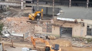 1.Работа экскаватора,разбираем старое здание.