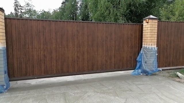 Забор с откатными воротами и кирпичными стоьбами смотреть онлайн