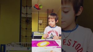 Кирилл рисует картину "Динозавр на закате"