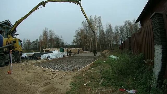 Заливка фундамента под гараж из клееного бруса. Таймлапс смотреть онлайн