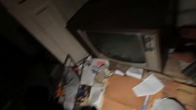 ЗАБРОШЕННЫЙ СТАРЫЙ ДОМ В ЦЕНТРЕ ГОРОДА. НАШЛИ ОЧЕНЬ СТАРЫЕ ВЕЩИ.