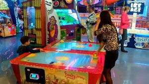 С мамой играюсь в Аэрохоккей в Фанки Тауне )))