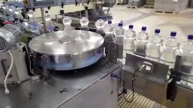Нанесение кольцевой полипропиленовой этикетки на ПЭТ бутылкуэтикетировочный автомат ЭМ-32практикм