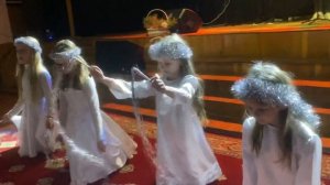 Рождественская песня и танец детей в церкви! Ангелочки ? танцуют! Чудеса под Рождество!