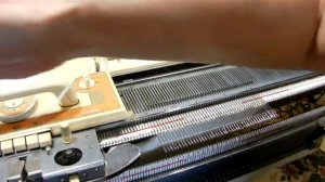 Вырез горловины частичным вязанием на однофонтурном прессовом полотне по перфокарте