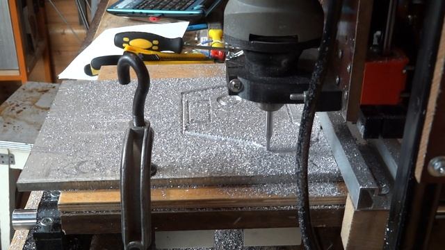 Самодельный ЧПУ режет алюминий Hilda 400w смотреть онлайн