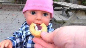 Прогулка кукла Беби Аннабель ходит на детской Площадке  Мороженое Куклы Пупсики Мультик