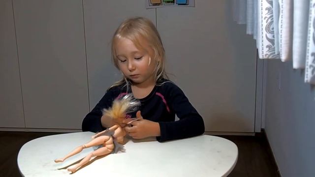 Алиса делает прическу барби смотреть онлайн