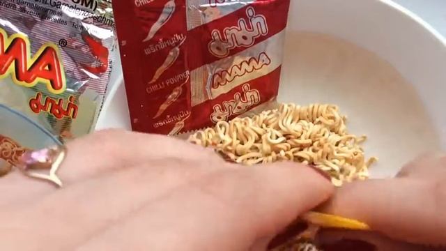 Лапша Мama® кремовая со вкусом креветки Tom Yum видео обзор смотреть онлайн