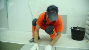 Укладка напольной плитки с применением клея для плитки КРЕПС УСИЛЕННЫЙ