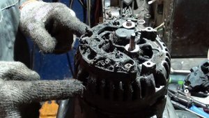 Как снять генератор Рено Логан. Замена контактных колец.