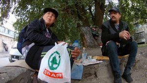 БОМЖИ САНИТАРЫ ГОРОДА ИЛИ ВРЕДИТЕЛИ? ПОМОГЛИ БЕЗДОМНЫМ | ОТДАЛИ ПРОДУКТЫ |ЖИЗНЬ БОМЖЕЙ | КУРЯТ ТРАВ