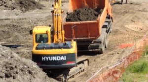 Экскаватор загрузит Самосвал