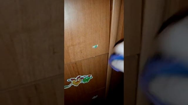 Диск или скрабер? Чем убрать наклейку с мебели и без царапин смотреть онлайн