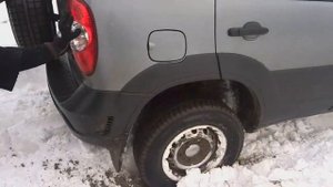 Нива шевроле застряла в снегу в чистом поле