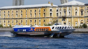 Теплоход на подводных крыльях Метеор-185 проходит по Неве