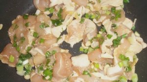 Куриная грудка, тушенная с овощами