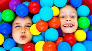 Да да - я первый на площадке и Сквозь стену | Майя и Маша | Детские песни