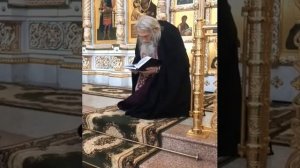 Старец Илий молится о нас и мире. Много может молитва праведного, их молитвой стоит земля