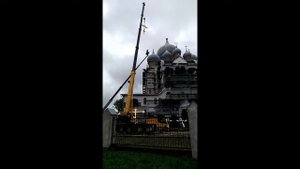 Установка крестов на купола строящегося храма Рождества Христова на Пискаревском проспекте.mp4