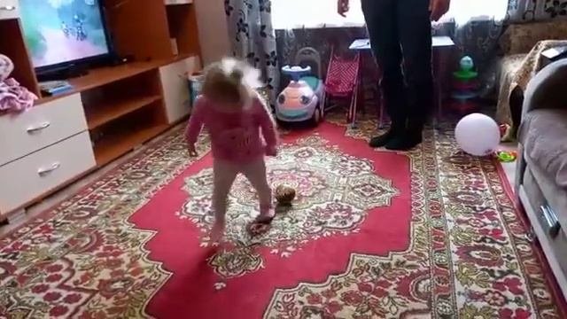 Ребёнок 1.5 года учится играть в футбол.Маленькая Ксюша.