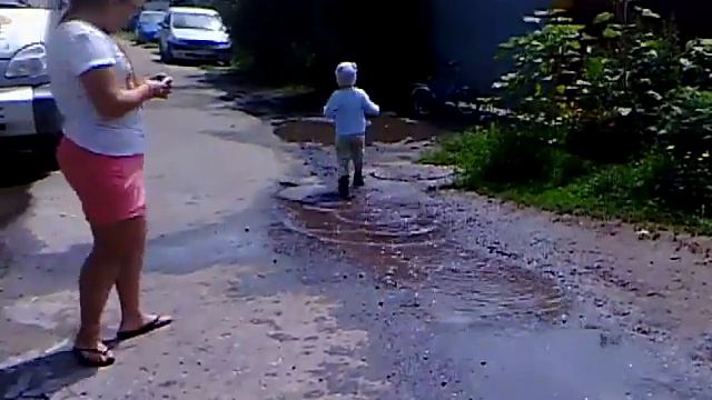мама разрешила побегать по луже хаха:))))) смотреть онлайн
