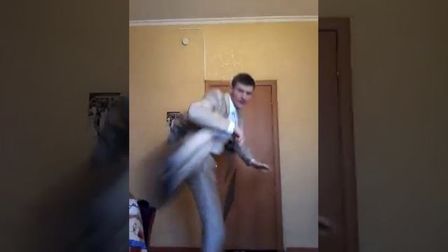 61. Владимир выполняет удары руками и ногами для быстрой реакции! смотреть онлайн