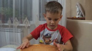Мальчик 6 ЛЕТ готовит ТОРТ.