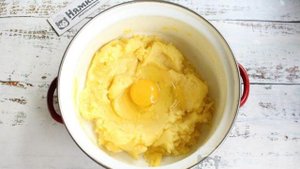 Пирог из заварного теста Альмойшавена с яблоками и корицей