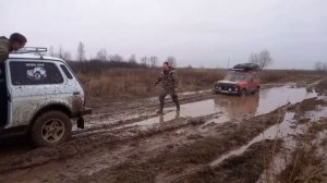 Нива офф роуд, прокатились по весеннему полю.