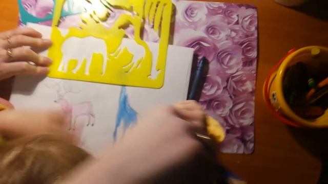 Рисуем с Ариной животных по трафаретам цветными мелками. Painting animals смотреть онлайн