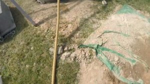 Монолитный колодец. Закопали 6-е кольцо. Как спуститься в колодец по короткой лестнице.