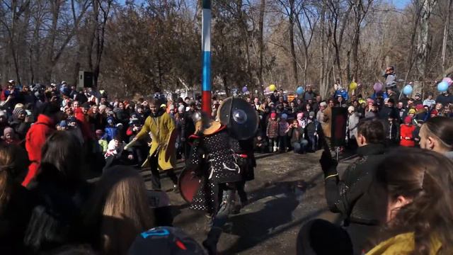 Бой рыцарей на празднике широкой масленицы в Бишкеке