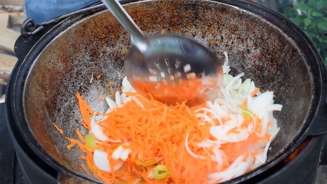 Помидоры и перцы фаршированные в казане на костре