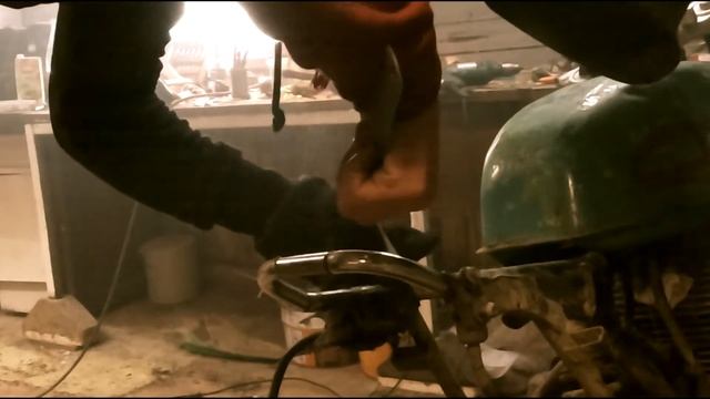 КАК СВАРИТЬ РАМУ МОТОЦИКЛА | И ОСТАТЬСЯ В ЖИВЫХ | КАСТОМ ИЗ КИТАЙЦА смотреть онлайн