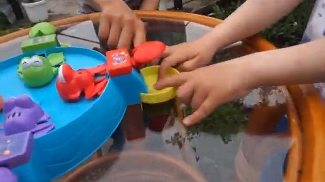 НАКОРМИ ЛЯГУШКУ веселая игра Video for children смотреть онлайн