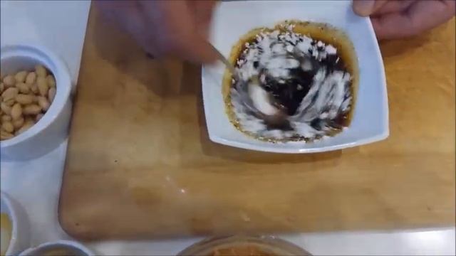 Китайская кухня. Жареное куриное филе с арахисом. Gong Bao Ji Ding смотреть онлайн