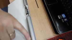 вытащить окисленные батарейки из Apple клавиатуры