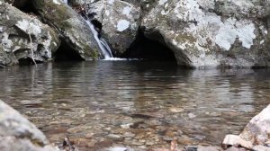 Маленький водопад, озерцо