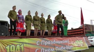 Перед домом ветерана войны Михаила Тихонова с праздничным концертом выступила агитбригада
