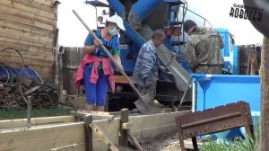 Как залить фундамент гаража. Миксер бетон (fill the Foundation of the garage concrete mixer)