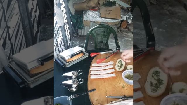 Тосты с беконом в медово -лимонном -чесночном соусе