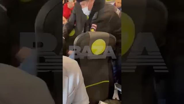 ОЗВЕРЕВШИЙ нарик в самолёте НАКИНУЛСЯ на женщину смотреть онлайн