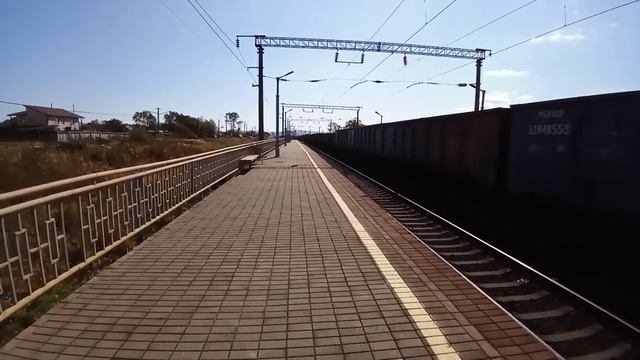 Навстречу серому. Система электровозов 2ЭС5К-044/049 "Ермак" с грузовым поездом и приветом смотреть онлайн