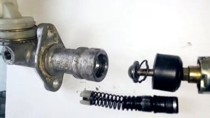 Главный целиндр сцепления, митсубиси паджеро II поколение 1992 г.в. разобранном виде.