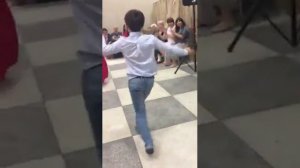 Мальчик танцует лезгинку