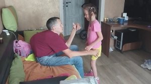 ребёнок учится стоять на равновесие.