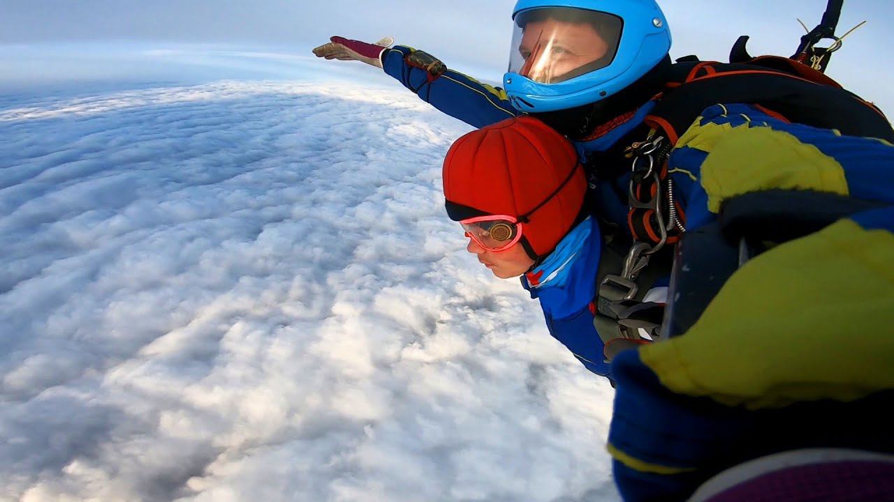 Красивый прыжок с парашютом в тандеме с красивыми облаками зимой с самолета Ан-2. смотреть онлайн
