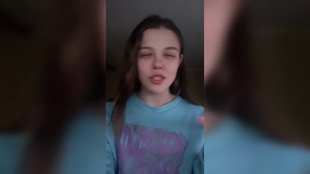 Парень дарит дешёвые подарки
